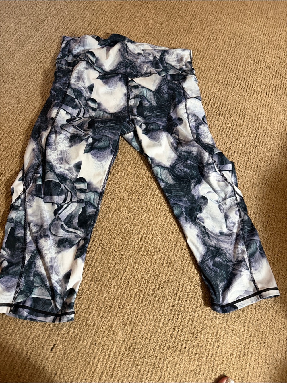 Women's Abstract Smoke-Print Capris - Black & White